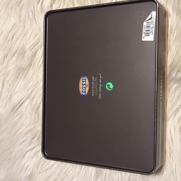 Brand New Fossil wallet & keychain in collectors tin - Picture 5 of 5